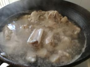 水烧开加入排骨焯一下