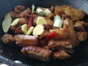 放入葱姜花椒八角干辣椒香叶翻炒