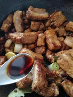 放入红烧酱油翻炒