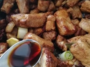 放入红烧酱油翻炒