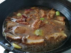 加没过排骨的水大火烧开