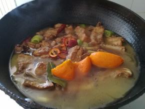 炖半个小时左右放盐，放橘子皮（没有不放也可）