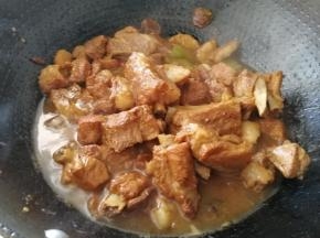 大火收汤，排骨炖好了。