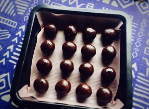 豆沙分16份，揉圆备用。