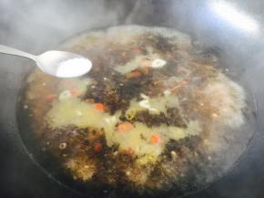 放入少许的盐。