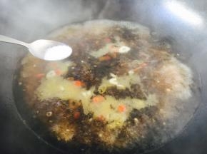 放入少许的盐。
