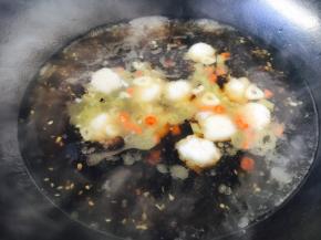 放入鱼丸，煮开。