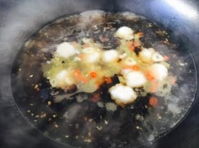 放入鱼丸，煮开。