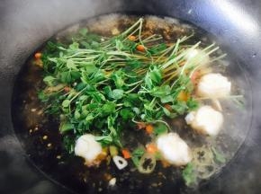 放入豌豆苗。