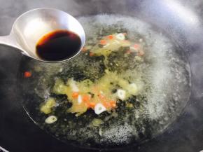 放入1汤勺（40～45g）的醋。