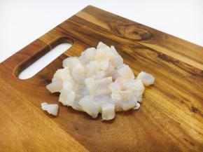 把巴沙鱼切成小块。