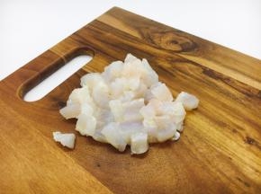 把巴沙鱼切成小块。