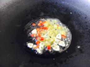 热锅凉油，放入泡椒、小米椒、蒜片煸炒。