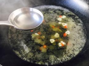 放入1000ml的水，煮开。