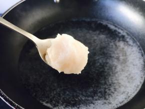 锅里放入适量的水，放水温达到80～90度时放入鱼丸。
用小勺舀一勺鱼糜，并在盆遍滚动成鱼丸。
每次做一个鱼丸时，小勺要蘸一下水，这样鱼丸表面光滑。
鱼丸要做的小一点，因为鱼丸汆水后会膨胀的很大。
