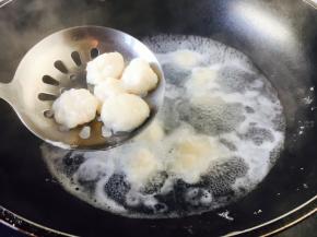 鱼丸在水里漂起来后捞出来，过凉水备用。
过凉水是为了定型。