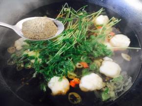 放入1勺黑胡椒粉，撒少许白芝麻即可。