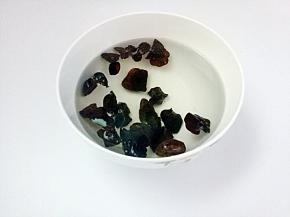 木耳泡开，洗净。