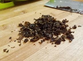 木耳切未，放入碗中。