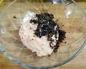 加盐，鸡粉调味。