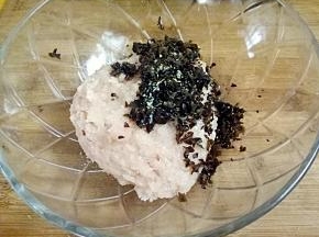 加盐，鸡粉调味。