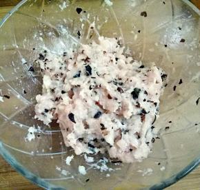 分多次加入葱姜水，顺时针搅拌上劲。