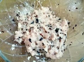 分多次加入葱姜水，顺时针搅拌上劲。