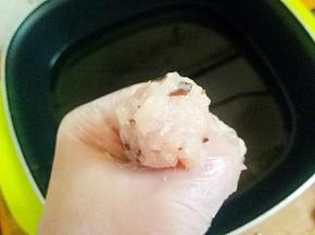 锅里面倒油烧热，用虎口将肉泥挤成丸子。