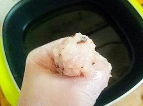 锅里面倒油烧热，用虎口将肉泥挤成丸子。