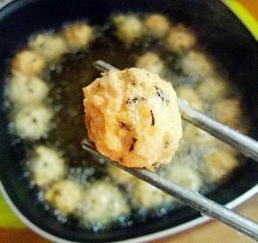 炸至金黄捞出来，把锅里面的油也全部倒出来。