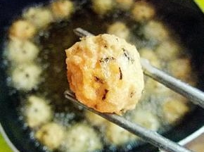 炸至金黄捞出来，把锅里面的油也全部倒出来。