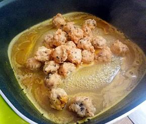 加入少许热水和咖喱烧开，下炸好的丸子。