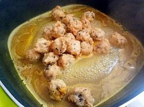 加入少许热水和咖喱烧开，下炸好的丸子。