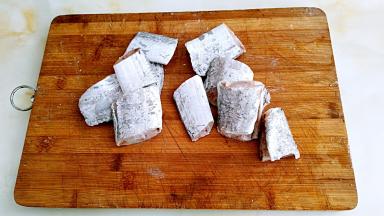 带鱼去掉内脏，清洗干净斩成等量的块。