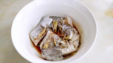 放入适量葱姜丝，生抽1茶匙，料酒1茶匙，盐1克，胡椒粉，五香粉适量腌制1个小时。