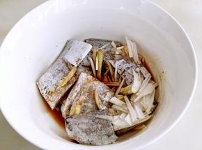 放入适量葱姜丝，生抽1茶匙，料酒1茶匙，盐1克，胡椒粉，五香粉适量腌制1个小时。