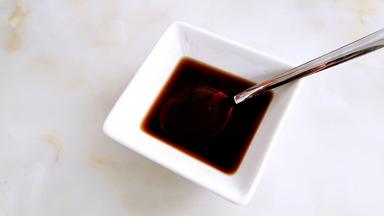 准备料汁碗:生抽1茶匙，料酒1茶匙，砂糖，盐1克拌匀融化。