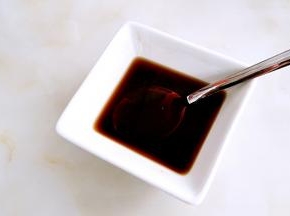 准备料汁碗:生抽1茶匙，料酒1茶匙，砂糖，盐1克拌匀融化。