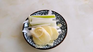 另一块葱切丝，姜切片。