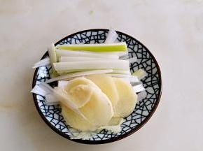 另一块葱切丝，姜切片。
