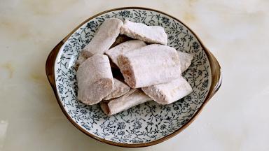 每一块带鱼均匀的裹上一层面粉，在都点多余的水分。