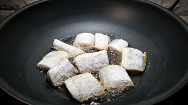 锅中放油烧6热，放入带鱼块，小火煎。