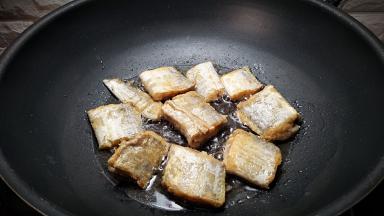 煎至微黄变色后，翻面再煎。