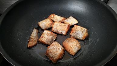 直到两面煎至金黄色。