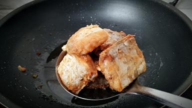 捞出控一下多余的油脂。