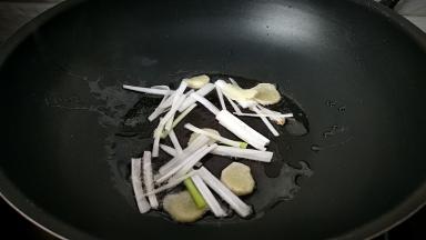 另外起锅放入葱，姜炝锅出味。
