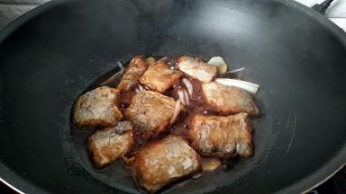 倒入料汁，用小火收汁。