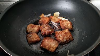 收汁的过程每一块带鱼都要多次翻面，入味均匀。