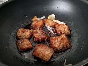 收汁的过程每一块带鱼都要多次翻面，入味均匀。