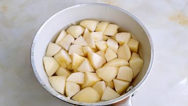 苹果去皮切块，放入盐水中过一下，以防氧化变黑。